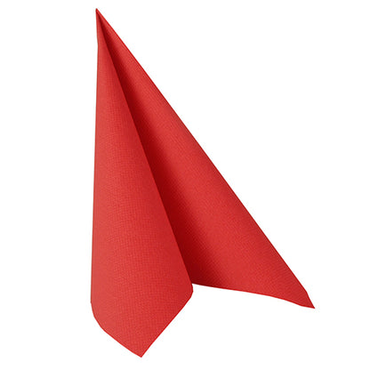 Une serviette rouge « ROYAL Collection » 1/4 pli 40 cm x 40 cm de PAPSTAR GmbH est pliée verticalement en une forme conique triangulaire devant un fond blanc simple.