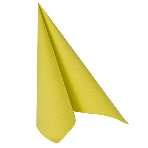 Une serviette jaune PAPSTAR « ROYAL Collection » 1/4 pli (40x40 cm) de PAPSTAR GmbH est pliée verticalement en forme de triangle et se tient sur un fond blanc.