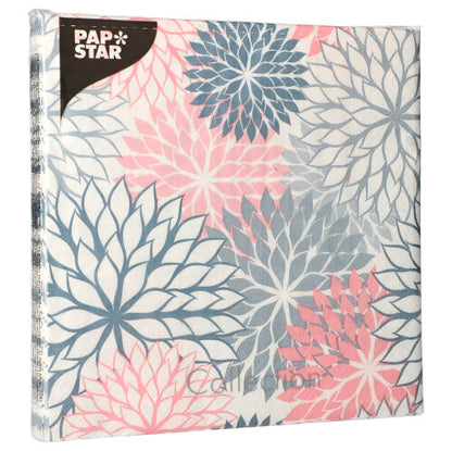 Eine 3-lagige Serviette der PAPSTAR GmbH, 40 x 40 cm, mit floralem Design aus großen rosa, blauen und grauen Blumen und dem PAPSTAR-Logo in der oberen linken Ecke; Lieferung im 20er-Pack mit 1/4-Falz.