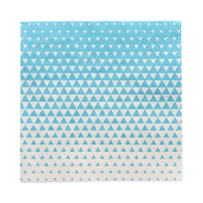 Un paquet de 20 serviettes 3 plis (25 cm x 25 cm, 1/4 pli) de la société PAPSTAR GmbH avec un motif de petits triangles bleu-blanc – plus dense en haut, plus fin en bas.