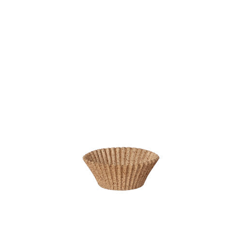 Un moule à pâtisserie rond brun ondulé PAPSTAR 100 de la société PAPSTAR en papier est placé au centre sur un fond blanc simple - idéal pour cuire des cupcakes ou des muffins.