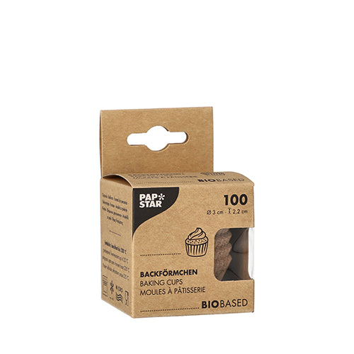 Sur un fond blanc se tient une petite boîte marron avec l'inscription « PAPSTAR 100 moules à pâtisserie ronds » de la société PAPSTAR. Elle contient 100 moules à pâtisserie ronds, idéaux pour les cupcakes ou muffins, avec une fenêtre qui montre le produit biosourcé à l'intérieur.