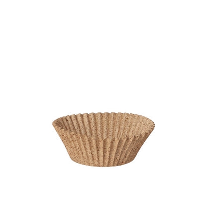 Un seul moule à cupcake rond brun vide PAPSTAR 100 de la société PAPSTAR est représenté debout sur un fond blanc simple.