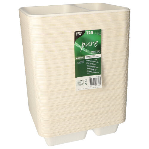 Een stapel crèmekleurige, rechthoekige 2-delige wegwerpschalen van suikerriet van PAPSTAR GmbH, voorzien van een groen-wit etiket met het merk „PAPSTAR 125 verzegelde schalen, suikerriet 2-delig“ en een aantal van 125 schalen.