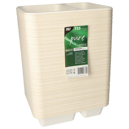 Een stapel crèmekleurige, rechthoekige 2-delige wegwerpschalen van suikerriet van PAPSTAR GmbH, voorzien van een groen-wit etiket met het merk „PAPSTAR 125 verzegelde schalen, suikerriet 2-delig“ en een aantal van 125 schalen.