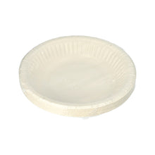 Een 12-pack PAPSTAR ronde schalen (19 cm, 3 cm hoog, wit) van de PAPSTAR GmbH met gegolfde rand wordt in krimpfolie verpakt getoond voor een witte achtergrond - ideaal voor feestjes en partijen.