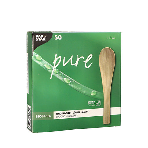 De PAPSTAR bamboe lepel "pure" 13 cm in groen-witte doos (50 stuks) van PAPSTAR GmbH is een biobestek, duurzaam wegwerp-bestek, ideaal voor Aziatisch fingerfood. De verpakking toont een afbeelding van een bamboelepel en adverteert zijn milieuvriendelijke kwaliteit.