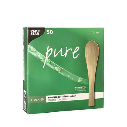 De PAPSTAR bamboe lepel "pure" 13 cm in groen-witte doos (50 stuks) van PAPSTAR GmbH is een biobestek, duurzaam wegwerp-bestek, ideaal voor Aziatisch fingerfood. De verpakking toont een afbeelding van een bamboelepel en adverteert zijn milieuvriendelijke kwaliteit.