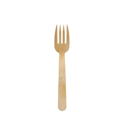 Een enkele PAPSTAR 50 fingerfood - vorken, bamboe 'pure' vork van de PAPSTAR GmbH met vier tanden is gecentreerd op een eenvoudige witte achtergrond geplaatst en benadrukt de elegantie van het milieuvriendelijke wegwerpbestek.