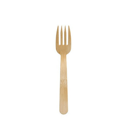 Een enkele PAPSTAR 50 fingerfood - vorken, bamboe 'pure' vork van de PAPSTAR GmbH met vier tanden is gecentreerd op een eenvoudige witte achtergrond geplaatst en benadrukt de elegantie van het milieuvriendelijke wegwerpbestek.