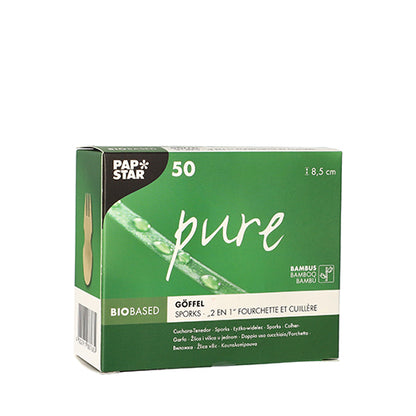 Een groene doos met het opschrift "PAPSTAR pure" bevat 50 bamboe-göffels van de PAPSTAR GmbH met een lengte van elk 8,5 cm - ideaal voor fingerfood. De verpakking is voorzien van bamboemotieven en meertalige tekst en is geschikt voor duurzame feestbenodigdheden.