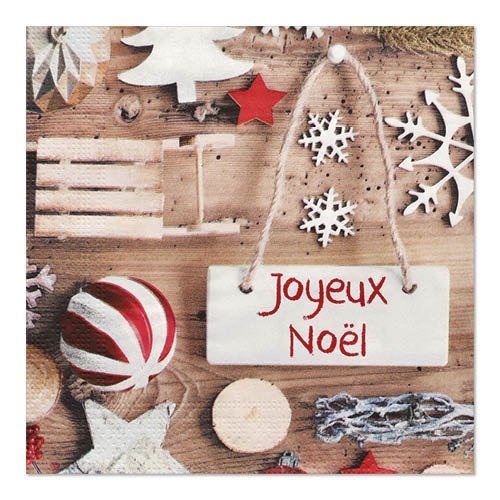 Une table en bois avec des décorations de Noël blanches et rouges, une boule rayée et une pancarte "Joyeux Noël" suspendue à une ficelle, se trouve à côté de PAPSTAR GmbH 20 serviettes, 33x33 cm, 3 plis, 1/4 pliées du Design Set 3.