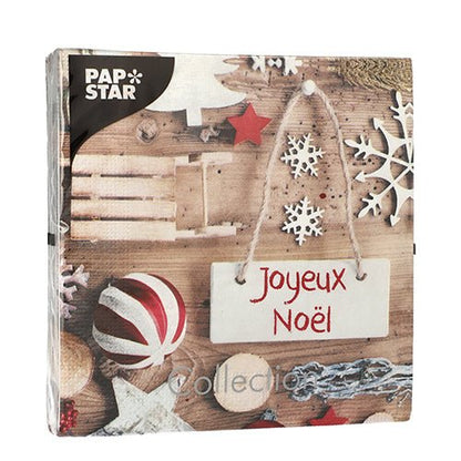 PAPSTAR 20 serviettes, 33x33 cm, 3 plis de PAPSTAR GmbH : serviettes carrées avec des motifs de Noël - traîneau en bois, étoiles, flocons de neige, ornement rayé et une pancarte "Joyeux Noël" sur bois. Logo de la marque dans le coin supérieur gauche.