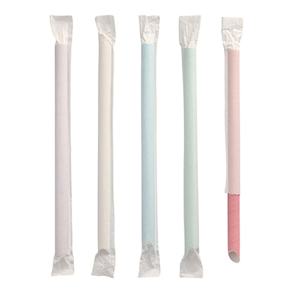 Cinq PAPSTAR pailles en papier pour Bubble Tea (Ø 12 mm, 20 cm, assorties de couleurs) de la société PAPSTAR en couleurs pastel - blanc, bleu clair, vert clair et rose - sont debout; chacune est emballée individuellement, la paille rose étant partiellement déballée.