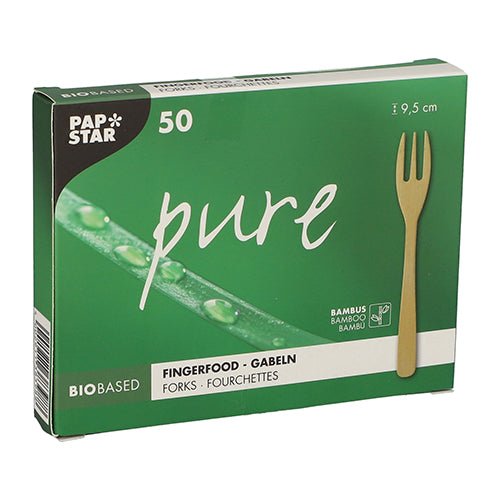 Een groene doos met 50 fingerfoodvorken van bamboe 'pure' van de PAPSTAR GmbH, elk 9,5 cm, met milieuvriendelijke bamboevorken en een bladmotief bedekt met dauw. Ideaal voor duurzame evenementen en bewust gastvrijheid.