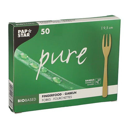 Een groene doos met 50 fingerfoodvorken van bamboe 'pure' van de PAPSTAR GmbH, elk 9,5 cm, met milieuvriendelijke bamboevorken en een bladmotief bedekt met dauw. Ideaal voor duurzame evenementen en bewust gastvrijheid.