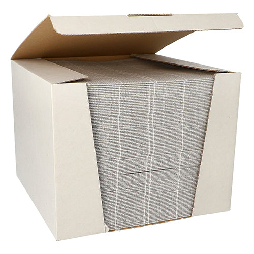 Dans une boîte ouverte de la ROYAL Collection de la PAPSTAR GmbH se trouve un paquet soigneusement empilé de 100 serviettes grises de la "ROYAL Collection" en 1/4 pli 40x40cm, partiellement visibles à travers l'ouverture avant.