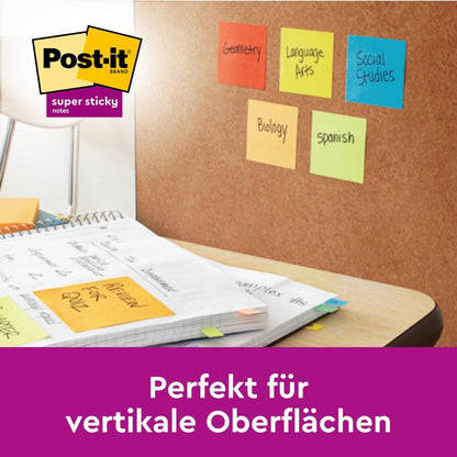 Een kurkbord is bedekt met kleurrijke Post-it® Super Sticky Notes (76 mm x 76 mm, 90 vel/blok, 100% PEFC) van 3M Deutschland GmbH, die zijn gelabeld met de tekst "Perfect voor verticale oppervlakken."