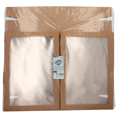 Deux boîtes de transport et de restauration Starpak 10 rectangulaires en carton brun solide, chacune avec un couvercle séparé et une fenêtre en PET, sont emballées de manière similaire à des plaques de cuisson dans un film transparent avec une insertion d'information produit au centre.