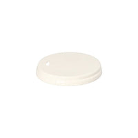 Une boule blanche PAPSTAR Couvercles en carton pour gobelets (Ø 8 cm), avec un rebord légèrement surélevé et une ouverture rectangulaire, lot de 50 pièces, présentés sur fond blanc.