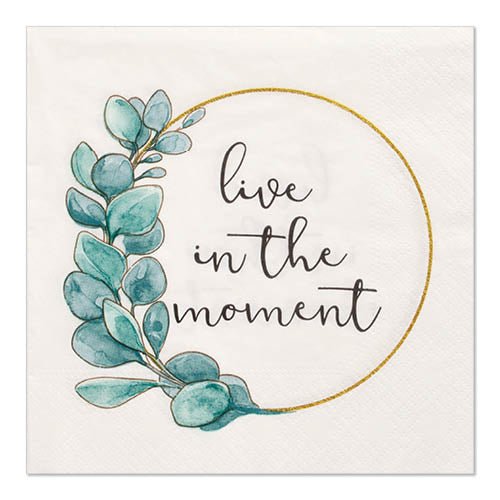 Les PAPSTAR GmbH 20 serviettes (33x33 cm, 3 plis, 1/4 pli, Design Set 3) montrent une serviette blanche avec un cercle doré, un eucalyptus vert sur le côté gauche et "live in the moment" en lettres noires - idéal pour une décoration de table élégante.