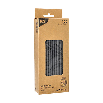 Une boîte en carton brun de PAPSTAR 100 pailles, papier Ø 6 mm de PAPSTAR GmbH montre à travers une fenêtre transparente des pailles noires à l'intérieur. L'emballage contient 100 pailles en papier durables (0,6 cm x 21 cm), avec du texte en allemand, français et anglais.