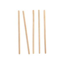 Vijf PAPSTAR roerstaafjes hout "pure" (14 cm) zijn verticaal op een witte achtergrond gerangschikt, de tweede van links is lichtjes gekanteld. Ideaal voor dranken en grote bestellingen - in de vouwdoos met 1000 stuks van PAPSTAR GmbH.