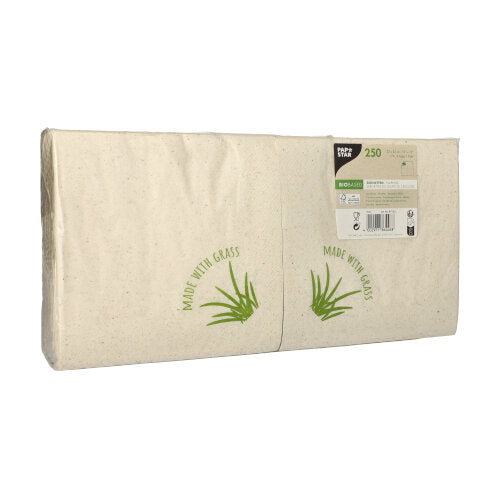 Un paquet rectangulaire de 250 serviettes beige à 2 plis PAPSTAR (33 x 33 cm, 1/8-pli) de la société PAPSTAR avec l'inscription "Made with Grass" et un graphique vert d'herbe - idéal pour une décoration de table élégante.