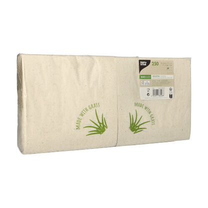 Un paquet rectangulaire de 250 serviettes beige à 2 plis PAPSTAR (33 x 33 cm, 1/8-pli) de la société PAPSTAR avec l'inscription "Made with Grass" et un graphique vert d'herbe - idéal pour une décoration de table élégante.