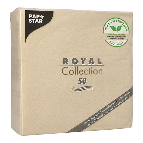 Een zandkleurige verpakking PAPSTAR 50 servetten "ROYAL Collection" 1/4-vouw 40x40 cm van PAPSTAR GmbH, met een groen "biobased"-label in de rechterbovenhoek en het getal 50 als hoeveelheid.