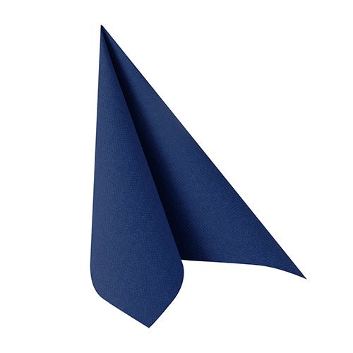 Une PAPSTAR 50 serviettes « ROYAL Collection » 1/4-pli 40 x 40 cm bleu foncé, de PAPSTAR GmbH, est pliée verticalement en un triangle pointu sur un fond blanc et montre l'élégance du style Royal Collection.