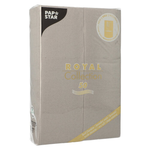 Eine versiegelte Packung mit 50 PAPSTAR-Servietten „ROYAL Collection“ 48 cm x 30 cm mit Besteckfalz von der PAPSTAR GmbH steht aufrecht und ist mit gold-weißem Text und einem runden Emblem auf der Verpackung versehen.