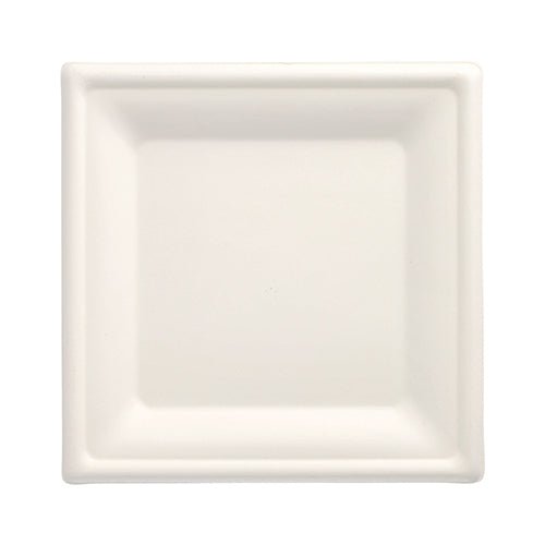 L'assiette carrée en canne à sucre "pure" 100 pièces en blanc de la PAPSTAR GmbH est une assiette carrée, minimaliste avec un bord surélevé. Fabriquée en canne à sucre biodégradable, elle offre une alternative écologique à l'assiette jetable. Illustrée sur un fond blanc.