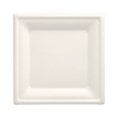 L'assiette carrée en canne à sucre "pure" 100 pièces en blanc de la PAPSTAR GmbH est une assiette carrée, minimaliste avec un bord surélevé. Fabriquée en canne à sucre biodégradable, elle offre une alternative écologique à l'assiette jetable. Illustrée sur un fond blanc.