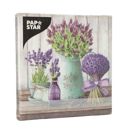 Un paquet de PAPSTAR 20 serviettes 3 plis (33x33 cm, 1/4 pliées) de la série Design Set 3, avec des fleurs de lavande sur une surface en bois. Marque : PAPSTAR GmbH.