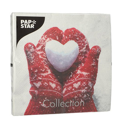 PAPSTAR GmbH 20 serviettes (33x33 cm, 3 plis, 1/4 pliage, Design Set 3) montrent des mains dans des moufles rouge et blanc tenant une boule de neige en forme de cœur. Idéal pour votre décoration de table hivernale. Logo "PAP STAR" en haut à gauche; "Collection" en bas.