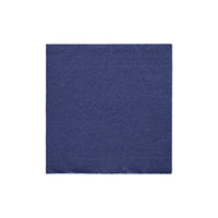 Een vierkant stuk gestructureerde blauwe stof, vergelijkbaar met PAPSTAR Servetten, 1/4-vouw, 24 x 24 cm, donkerblauw, "DAILY Collection", in folie (20 stuks) van PAPSTAR GmbH, afgebeeld tegen een eenvoudige witte achtergrond.