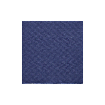 Een vierkant stuk gestructureerde blauwe stof, vergelijkbaar met PAPSTAR servetten 1/4-vouw, 24x24 cm donkerblauw "DAILY Collection" folie (20 stuks) van PAPSTAR GmbH, afgebeeld op een eenvoudige witte achtergrond.