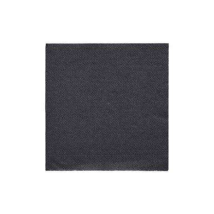 Een enkele PAPSTAR servet 1/4-vouw, 24x24 cm zwart uit de "DAILY Collection" (20 stuks), van PAPSTAR GmbH, wordt gepresenteerd tegen een witte achtergrond - ideaal voor stijlvolle tafeldecoraties.