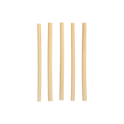Vijf PAPSTAR cocktailrietjes riet "pure" (15 cm, Ø 7 mm) van PAPSTAR GmbH zijn verticaal gerangschikt op een eenvoudige witte achtergrond en benadrukken de stijlvolle en milieuvriendelijke, biologisch afbreekbare rietjes.