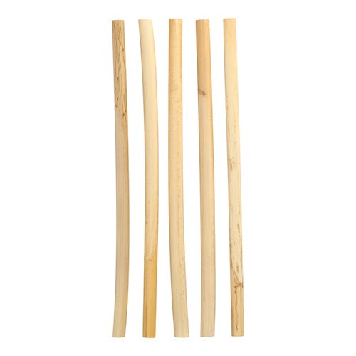 Vijf PAPSTAR rietjes riet "puur" (Ø 10 mm, 25 cm) uit de milieuvriendelijke vouwdoos (50 stuks) van PAPSTAR GmbH zijn in verschillende kleurtinten verticaal op een witte achtergrond gerangschikt.
