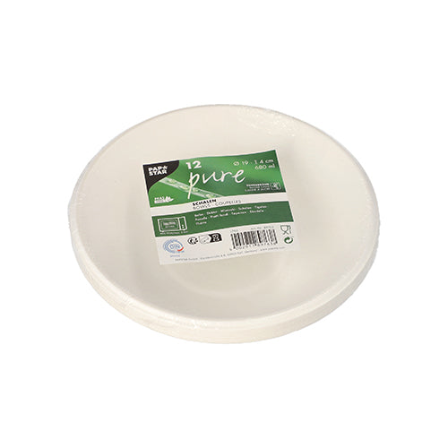 Une pile de douze PAPSTAR 12 bols, canne à sucre « pure » de la PAPSTAR GmbH, assiettes jetables blanches, rondes et écologiques, enveloppées dans du plastique avec une étiquette verte et blanche avec des détails sur le produit ainsi que des symboles pour le recyclage et la compostabilité (biodégradable).