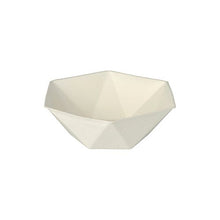 De witte, 6-zijdige PAPSTAR Deze schaal van suikerriet (“pure”), afgebeeld tegen een effen achtergrond, onderscheidt zich door een modern geometrisch ontwerp en een mat oppervlak. Deze duurzame wegwerpschaal wordt per verpakking van 50 stuks geleverd door de PAPSTAR GmbH geleverd.