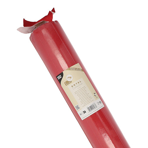 Een rol tafelkleed "ROYAL Collection" van PAPSTAR GmbH, 20 m x 1,18 m, in de kleur rood met een beige etiket en gedeeltelijk opgerolde bovenrand, gemaakt van hoogwaardige PV-Tissue Mix voor een stofachtige aanraking.