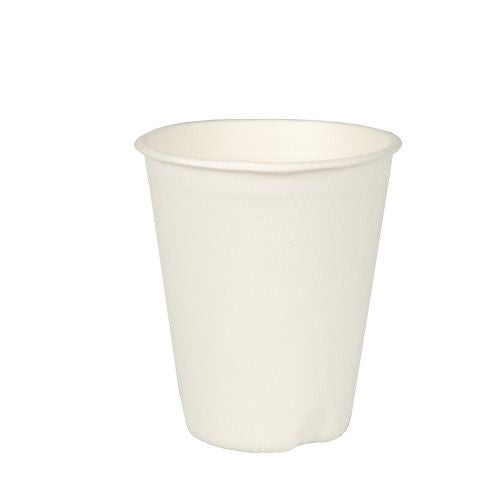 Le gobelet en canne à sucre "pure", blanc, 8 cm de PAPSTAR GmbH est montré sur un fond blanc. Le gobelet durable est idéal pour les boissons chaudes et est emballé en paquet de 12 sous film rétractable.