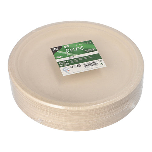 Een stapel ronde, beige PAPSTAR 50 borden van suikerriet "pure", verpakt in plastic met een groen-wit PAPSTAR-etiket, dat wijst op 50 milieuvriendelijke wegwerpborden.