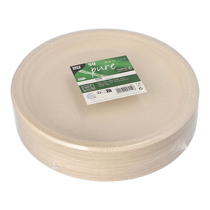 Een stapel ronde, beige PAPSTAR 50 borden van suikerriet "pure", verpakt in plastic met een groen-wit PAPSTAR-etiket, dat wijst op 50 milieuvriendelijke wegwerpborden.