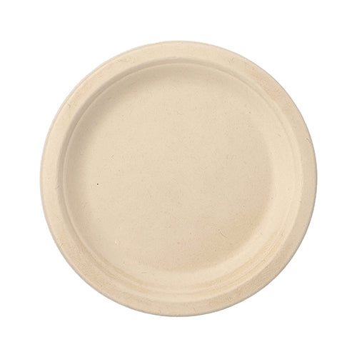 De 12 borden suikerriet "pure" ongescheiden van de PAPSTAR GmbH zijn ronde, beige borden met een glad oppervlak en een platte rand. Tegen een witte achtergrond zijn ze milieuvriendelijk - perfect voor elke milieubewuste bijeenkomst.