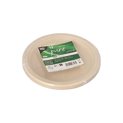 Een stapel van 12 ronde, beige PAPSTAR suikerriet "pure" wegwerpborden, gemaakt van biologisch afbreekbaar suikerriet en verpakt in plastic folie. Het bovenste bord heeft een groen-wit milieulabel van de PAPSTAR GmbH met productdetails.
