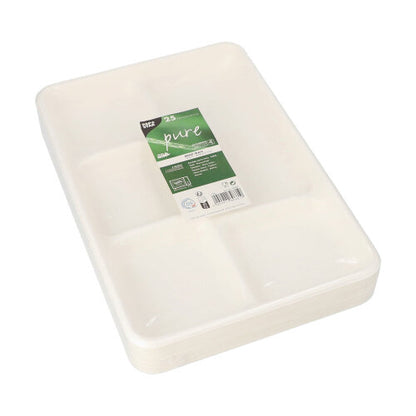 Een stapel witte PAPSTAR 25 menu-trays, suikerriet "pure" 5-delig wit van de PAPSTAR GmbH, verpakt in transparante folie met groen-wit etiket - ideaal voor een milieuvriendelijke verpakking.